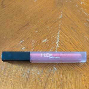 HUDA BEAUTY Liquid Matte Lipstick - Lucky